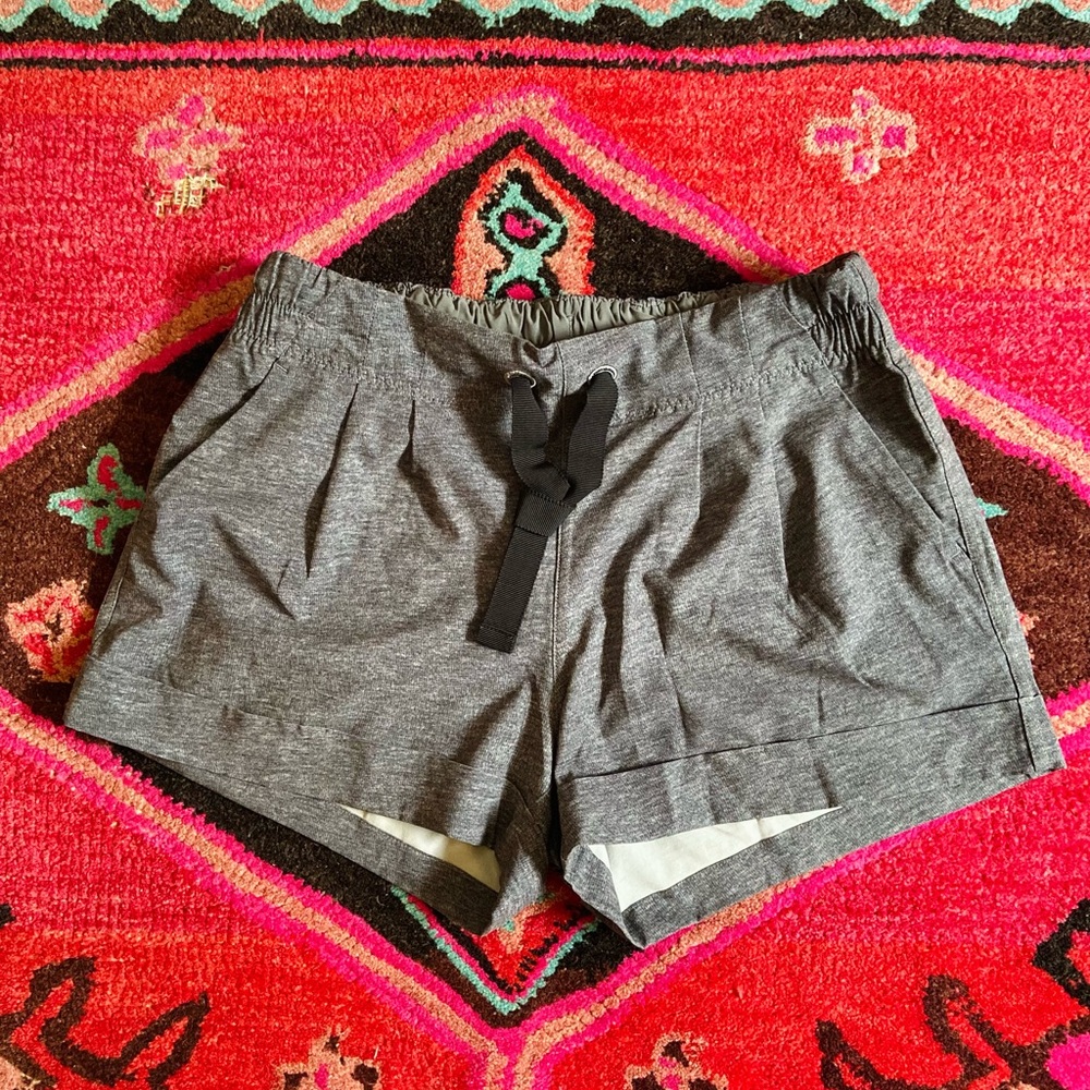 Lululemon Spring Break Away Shorts (size 4)